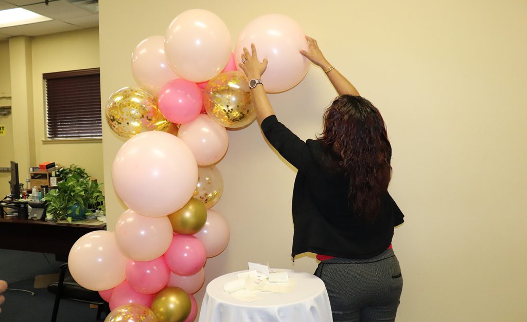 Attaching the base of the organic balloon arch to the wall with UGlu®